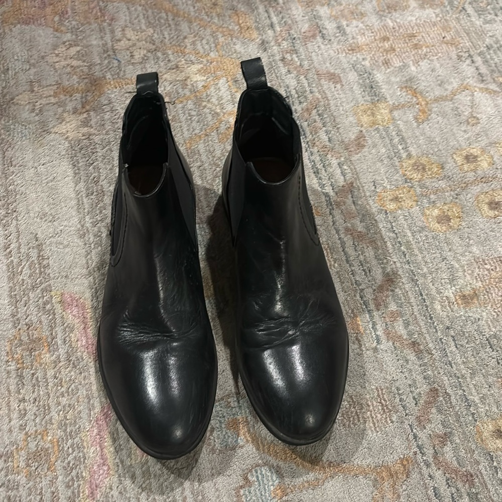Slightly worn men’s Chelsea boots